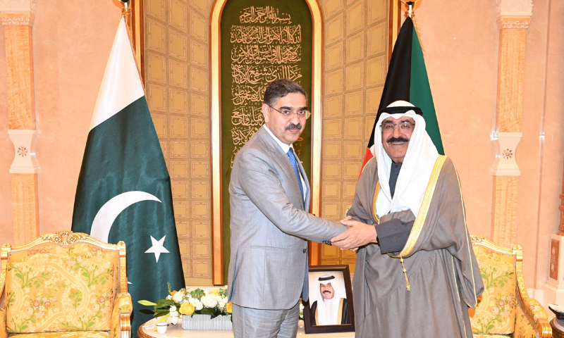 Pakistans PM Kuwait Crown Prince Discuss Strengthening Bilateral Relations 1