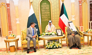 Pakistans PM Kuwait Crown Prince Discuss Strengthening Bilateral Relations