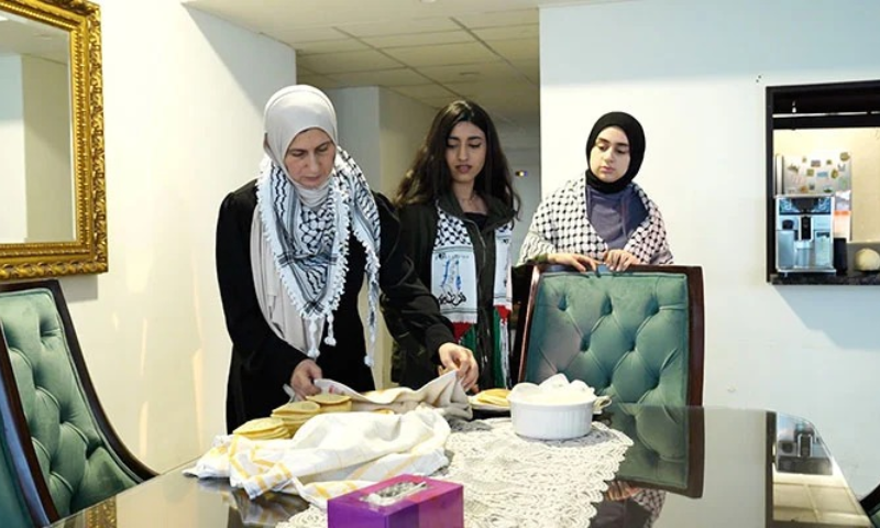 Palestinian Woman Brings Palestinian Sweet Dishes to Karachi