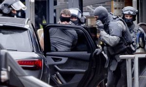hostage, Ede, Netherlands, police, Cafe Petticoat,