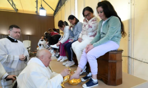 Pope Washes Feet of 12 Imprisoned Women on Holy Thursday