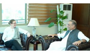 British Political Counsellor, Pakistan's Privatization Minister Discuss Bilateral Cooperation