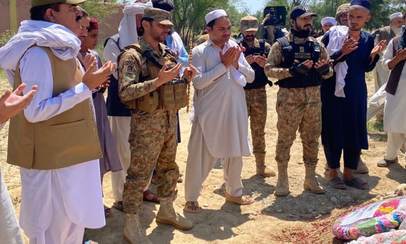 Pakistan Army Senior Commanders Condole with Families of Martyred Customs Officials 1