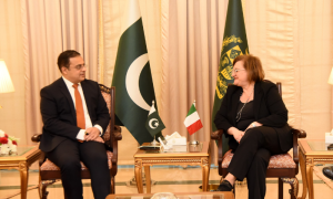 Pakistan’s PM Meets with Malaysian Counterpart, Discuss Bilateral Ties