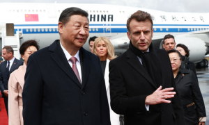 Macron Hosts Xi in French Mountains to Press Messages on Trade, Ukraine (1)